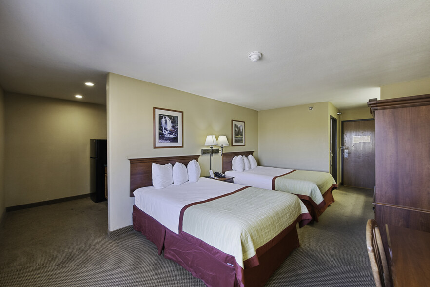 Adjoining Doubles, two connecting rooms