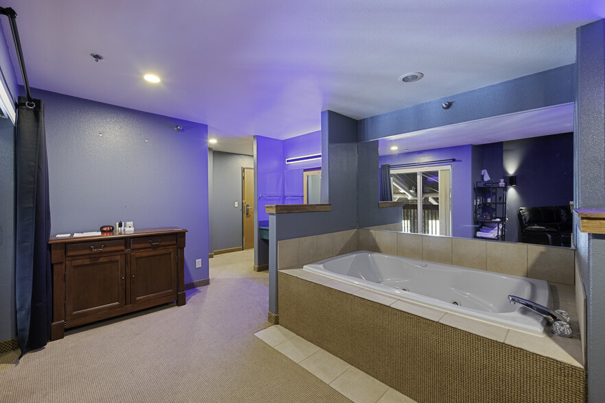 Deluxe King Suite with in-room jetted tub